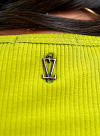 Modelo de costas usando Blusa Verde Pistache Liberty, blusa manga curta, verde pistache, fresca e estilosa para dias quentes.
