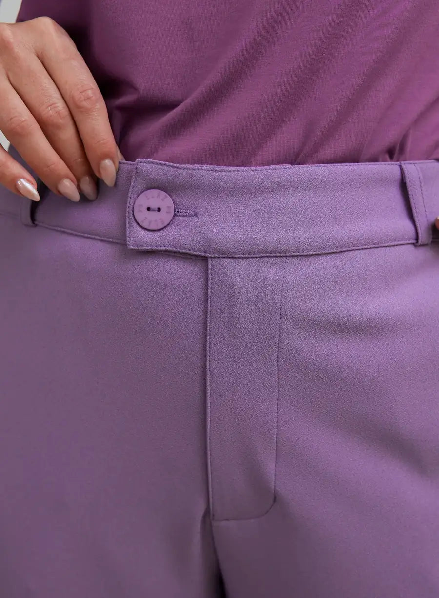 Parte da Frente de Calca Alfaiataria Lilas Eliana, calça lilás, alfaiataria reta, moderna e sofisticada para o dia a dia.