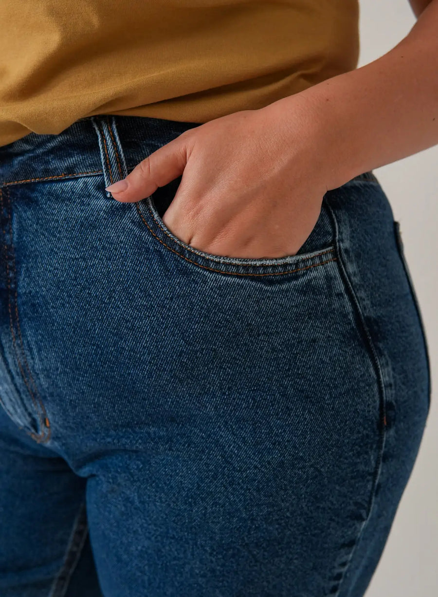 Imagem detalhada do bolso lateral da calça jeans azul Elaz.