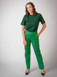 Modelo vestindo calça em viscose na cor verde, blusa básica na mesma cor e salto preto.