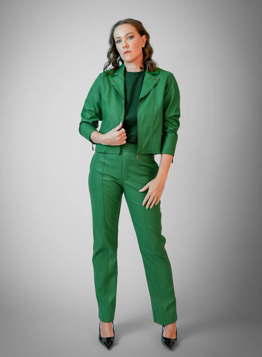 Mulher usando calça em viscose, blusa básica e jaqueta, todas as peças na cor verde.
