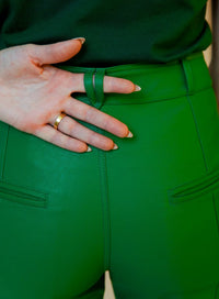 Calça em viscose verde com bolsos traseiros e passantes para cinto.