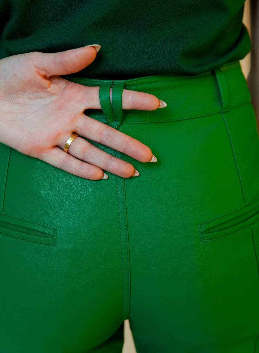 Calça em viscose verde com bolsos traseiros e passantes para cinto.