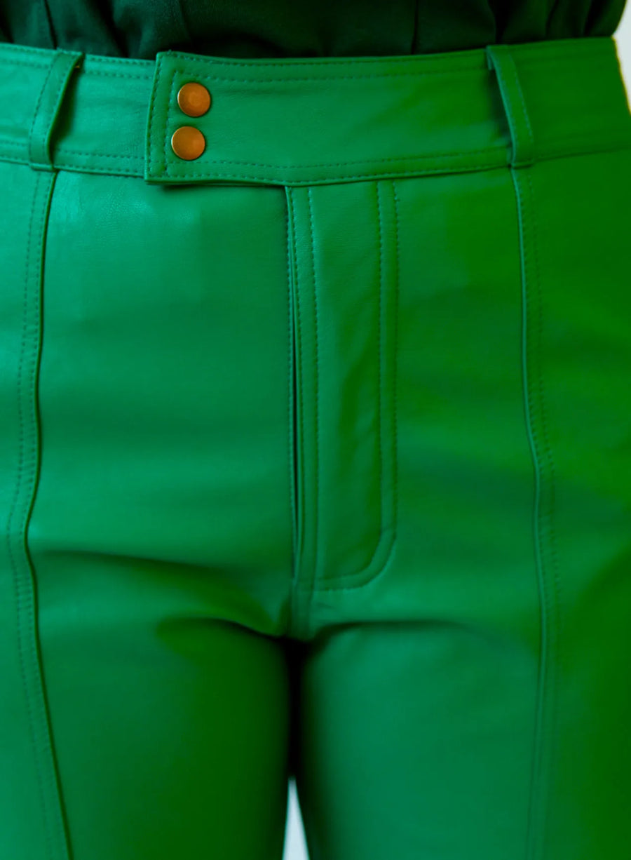 Parte de frente da calça em viscose da Elaz, detalhe de botões dourados no cós.