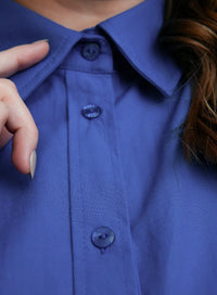 Detalhe dos botões da camisa azul feminina da Elaz.