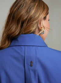 Camisa Azul Feminina Iris, camisa azul com manga longa, ideal para combinações elegantes e leves.