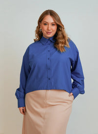 Modelo vestindo camisa azul feminina com botões da Elaz.