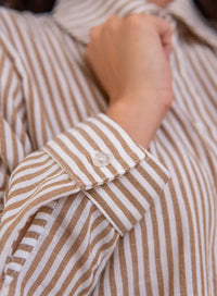 Manga de Camisa Listrada Bege Ana, camisa bege listrada feminina, manga longa, perfeita para looks clássicos.
