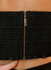 Parte de Costas de Cropped Preto Marta, cropped preto de alças finas, moderno e ideal para compor looks estilosos.
