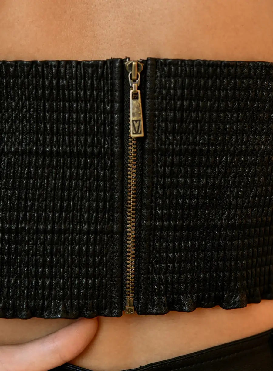 Parte de Costas de Cropped Preto Marta, cropped preto de alças finas, moderno e ideal para compor looks estilosos.