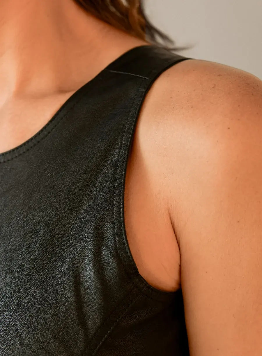 Cropped Preto Marta, cropped feminino preto, decote reto, moderno para compor looks estilosos.
