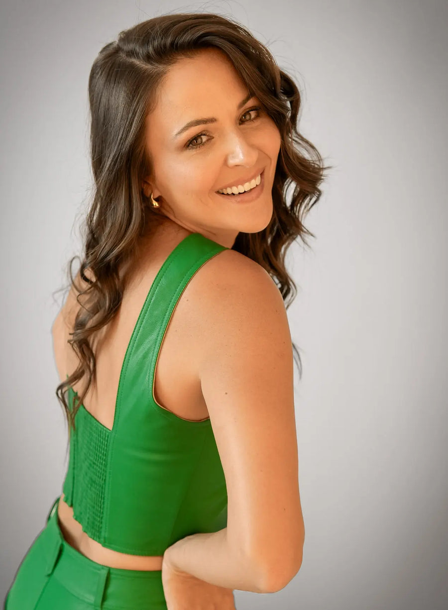 Imagem de modelo vestindo cropped verde Marta da Elaz.