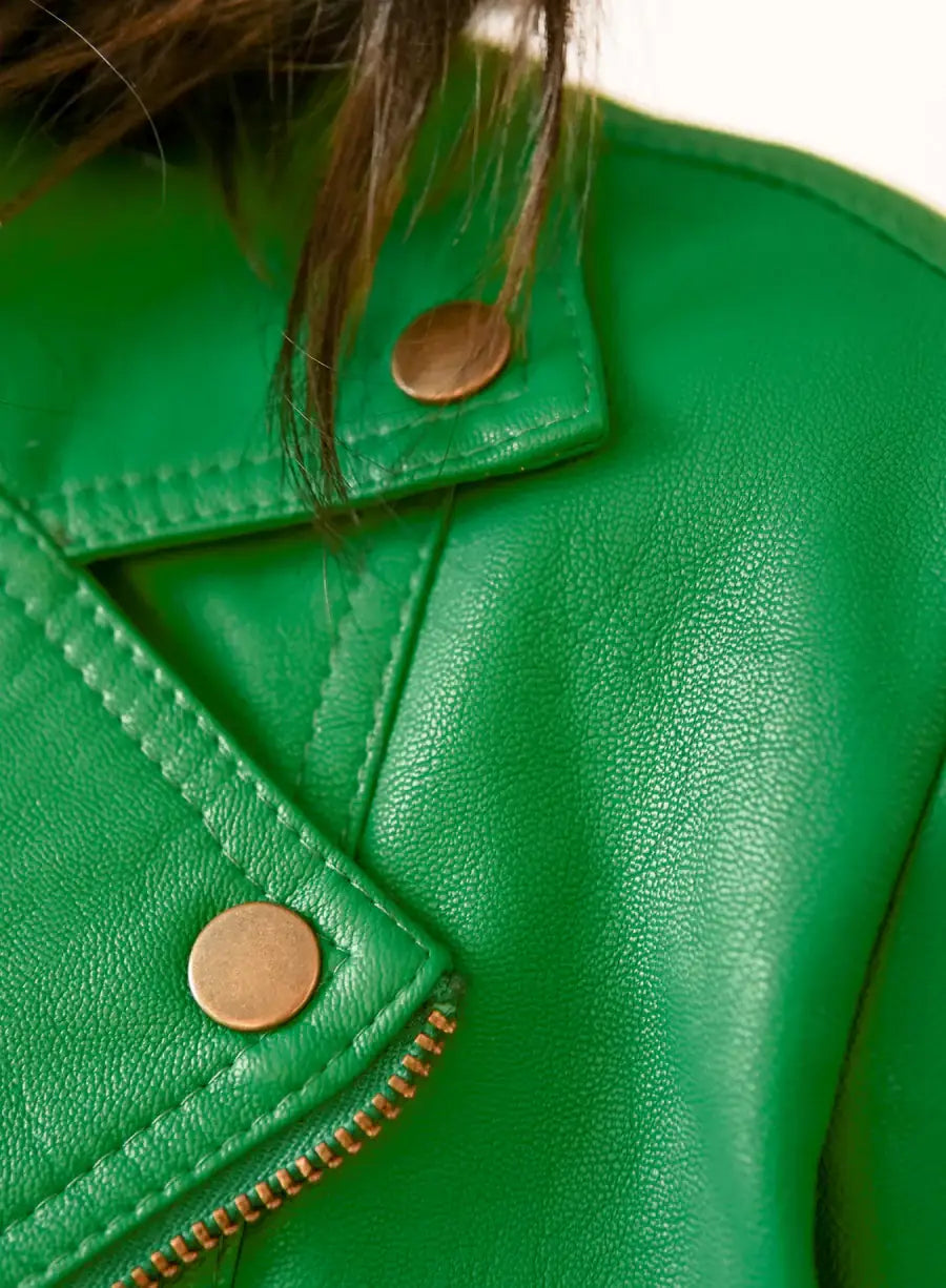 Ombro de Jaqueta Verde Donatella, jaqueta verde com bolsos frontais, estilo casual e moderno para dias frios.