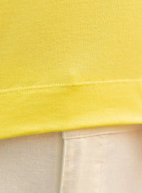 Parte da frente de Regata Amarela Ester, regata básica amarela, alças médias, ideal para looks leves e coloridos.