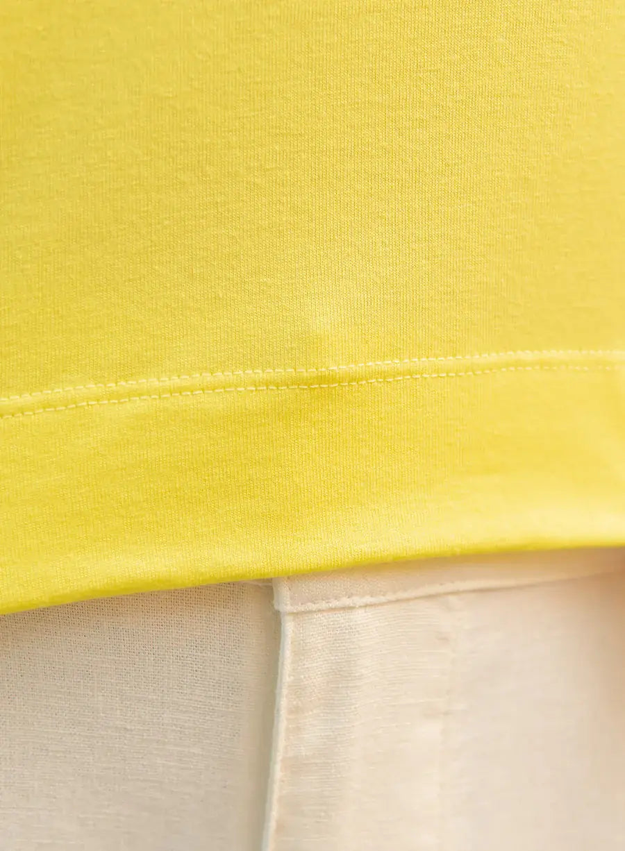 Parte da frente de Regata Amarela Ester, regata básica amarela, alças médias, ideal para looks leves e coloridos.