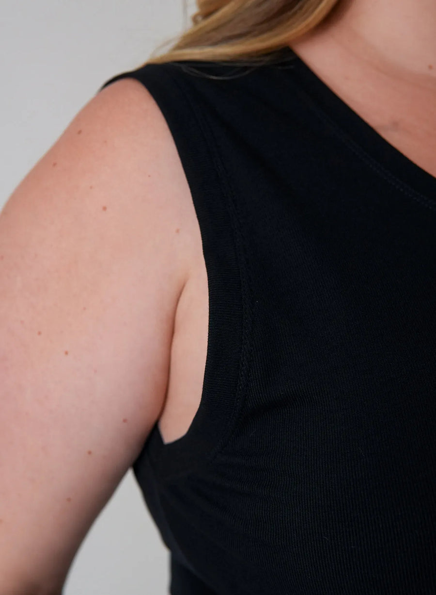 Detalhe de alça da regata preta básica feminina.