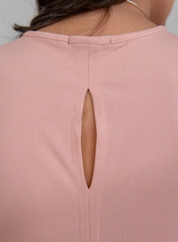 Parte das costas de Regata Rosa Claro Clara, regata feminina rosa claro, corte reto, confortável para dias de calor.