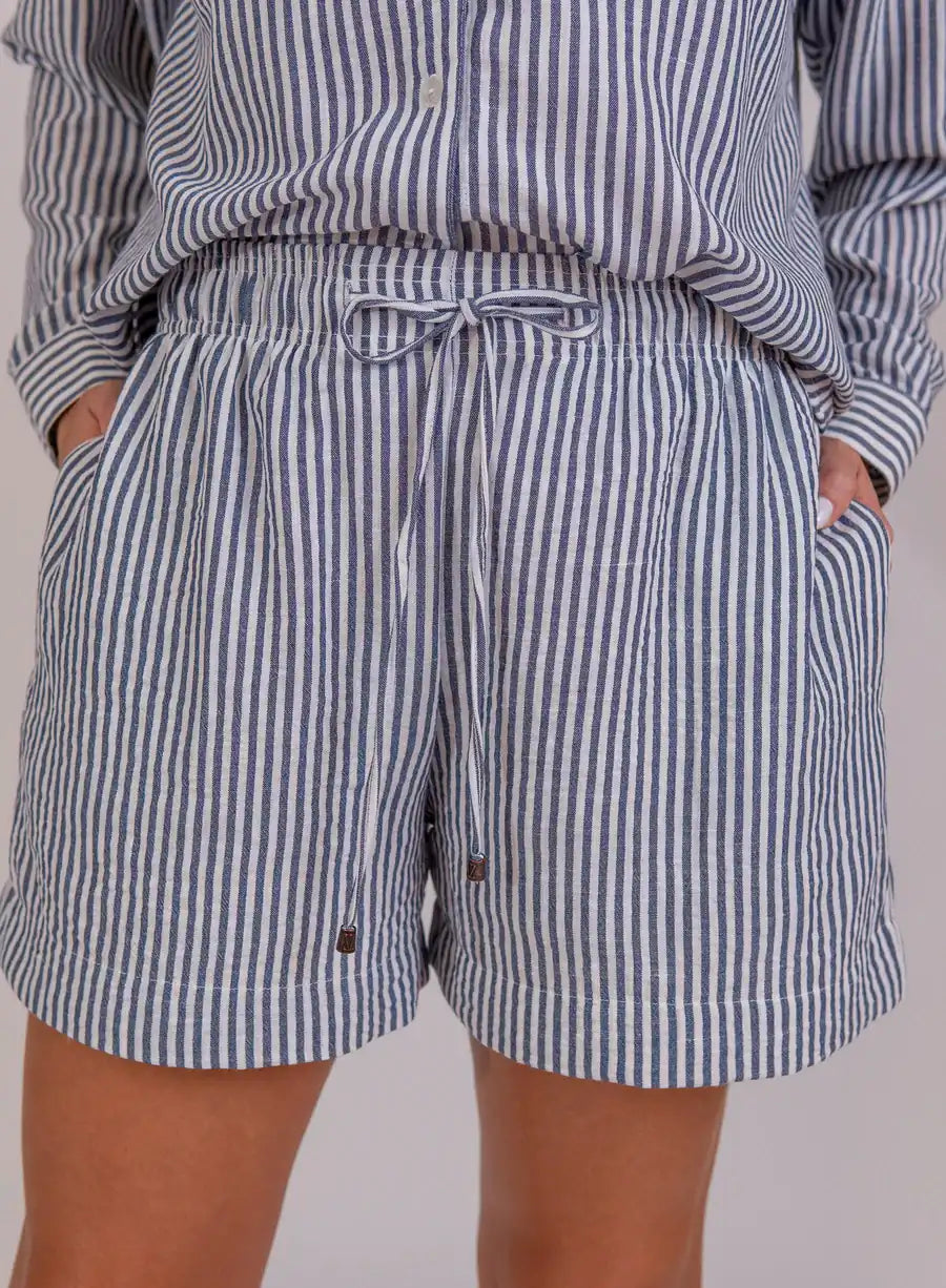 Short Alfaiataria Azul Listrado Laila com acabamento refinado, azul claro, alfaiataria moderna e versátil.