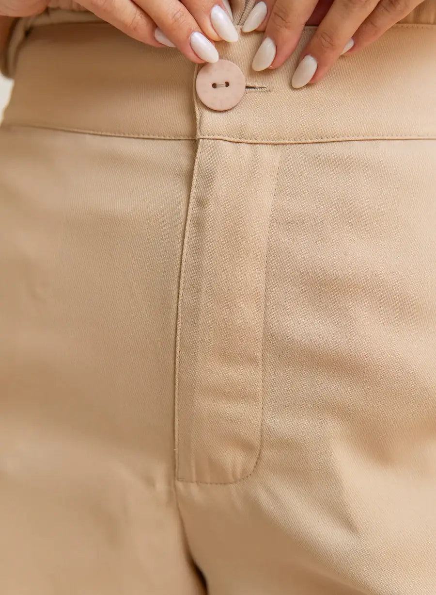 Parte da frente de Short Bege Alfaiataria Noemi, short bege de alfaiataria, cintura alta, corte reto e sofisticado.