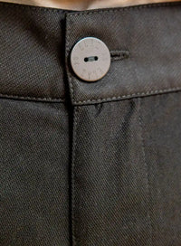 Botão de Short De Alfaiataria Preto Noemi, short preto, alfaiataria refinada, cintura alta e aspecto sofisticado.