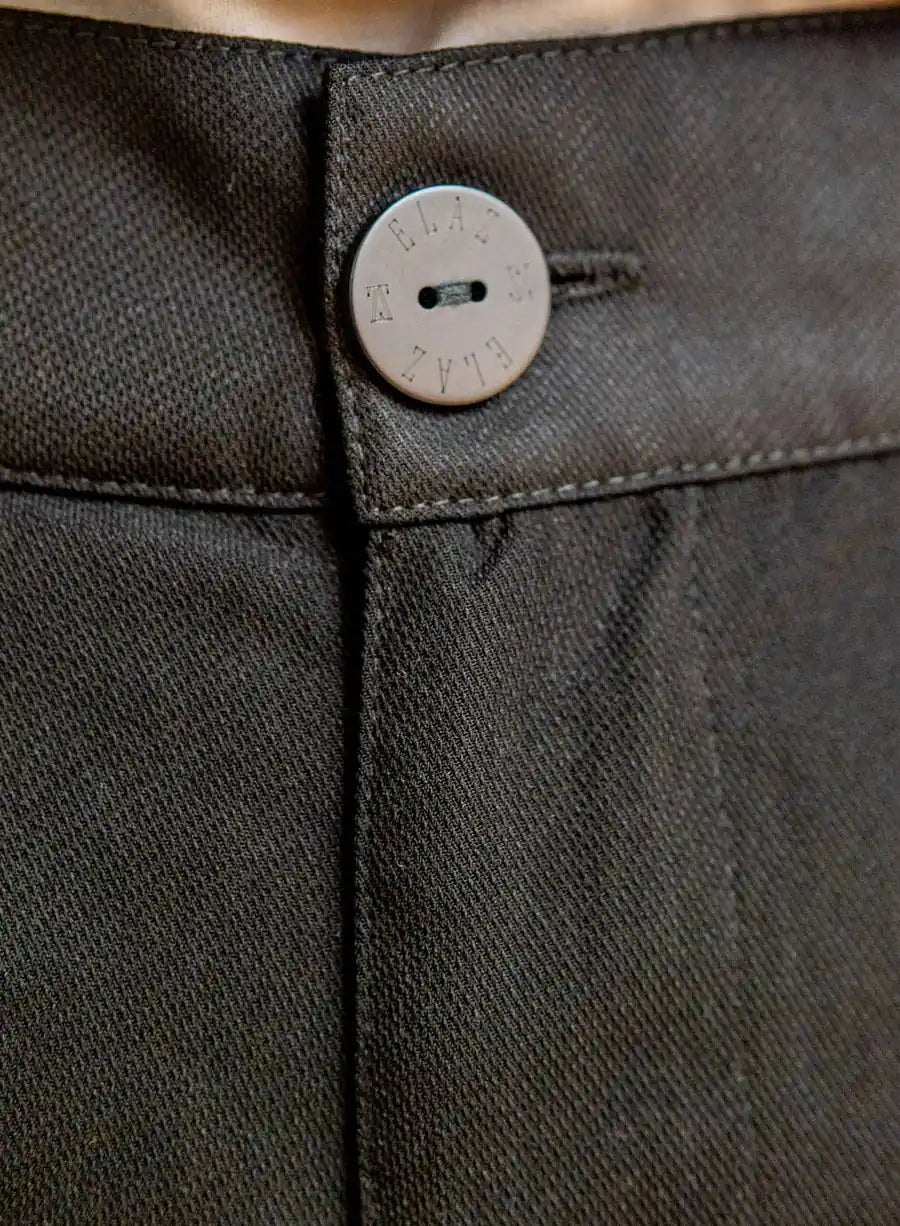 Botão de Short De Alfaiataria Preto Noemi, short preto, alfaiataria refinada, cintura alta e aspecto sofisticado.