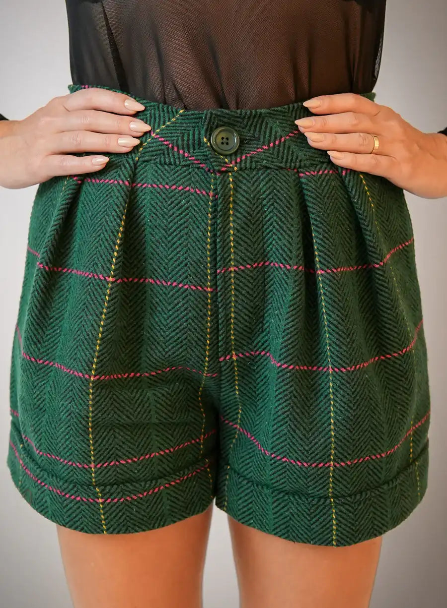 Parte da frente de Short Verde Giulia, short verde, cintura alta, acabamento moderno e tecido confortável.
