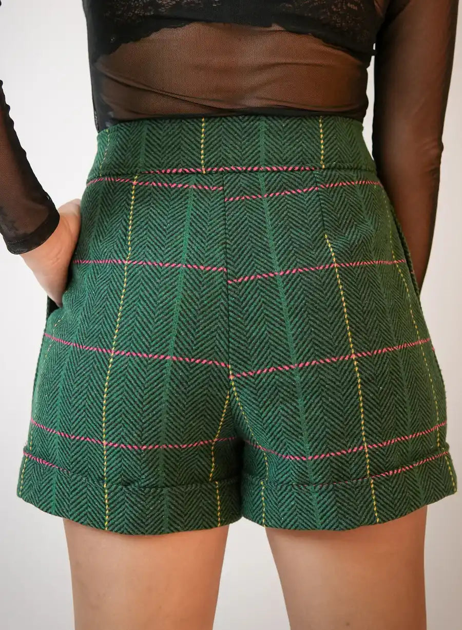 Parte de trás de Short Verde Giulia, short feminino verde, corte reto, moderno, perfeito para looks de verão.