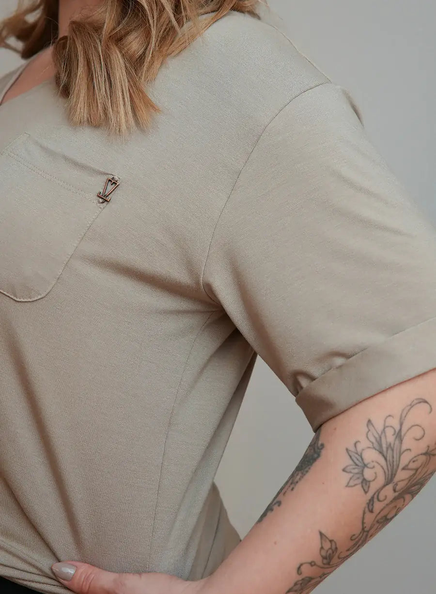 Gola de T Shirt Bege Eva, camiseta bege básica, manga curta, visual neutro e confortável para o dia a dia.