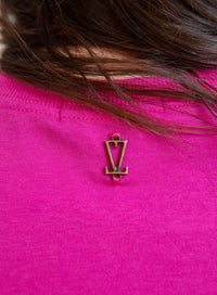 Detalhes de costa T Shirt Rosa Pink Lucia, camiseta casual em tom rosa pink vibrante, confortável e estilosa.