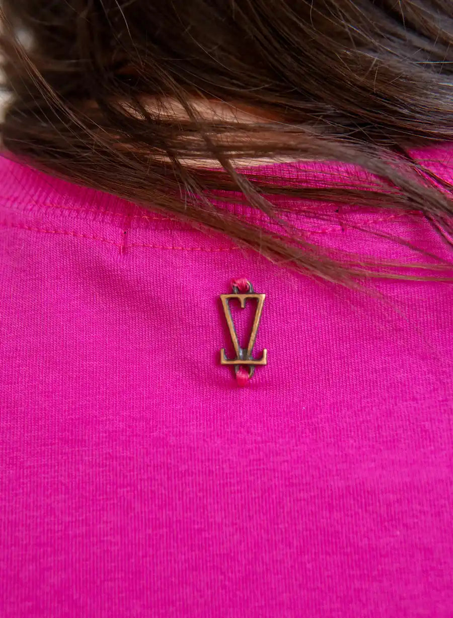 Detalhes de costa T Shirt Rosa Pink Lucia, camiseta casual em tom rosa pink vibrante, confortável e estilosa.
